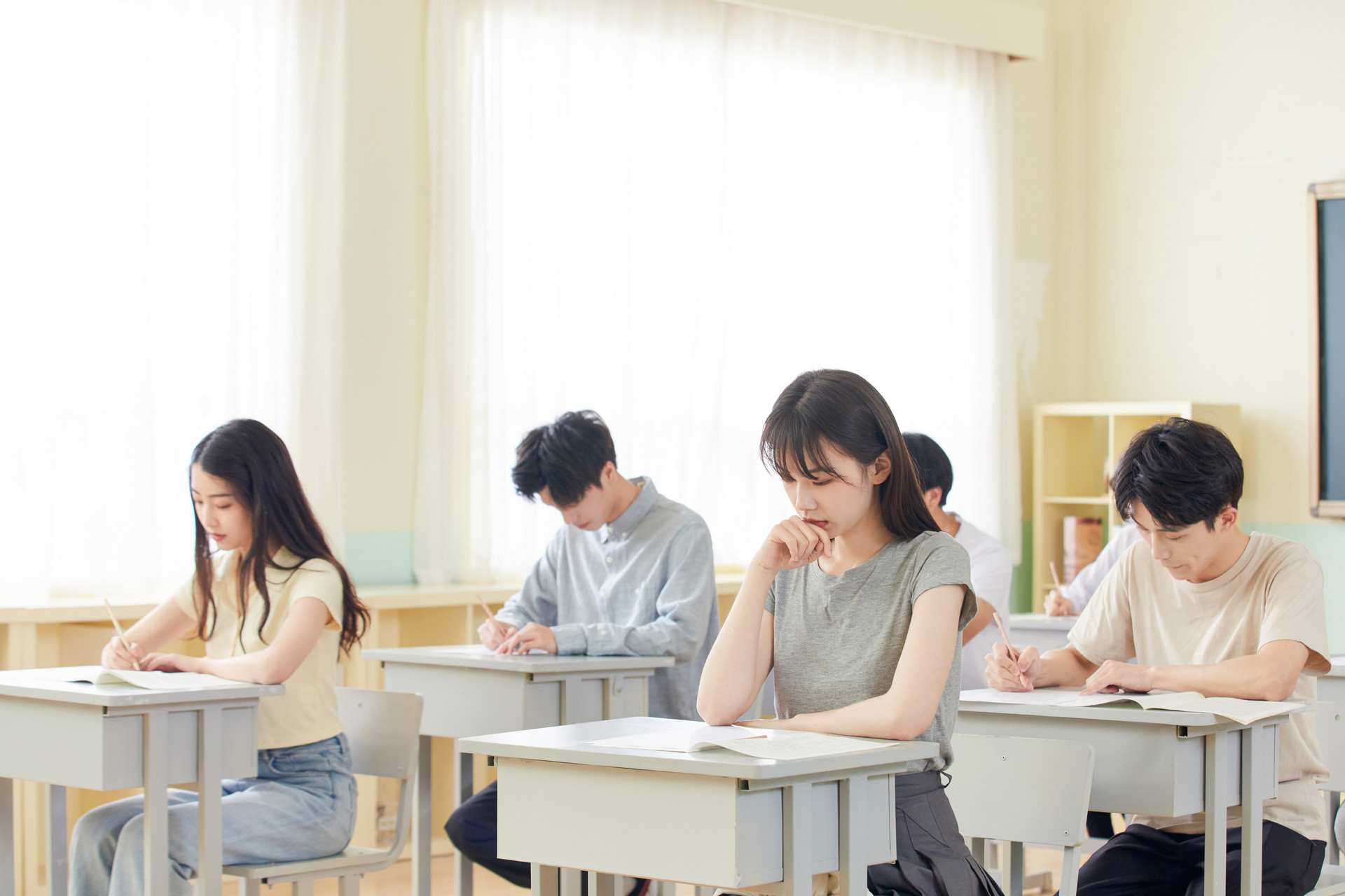 摄图网_501628326_banner_学生考试场景（企业商用）