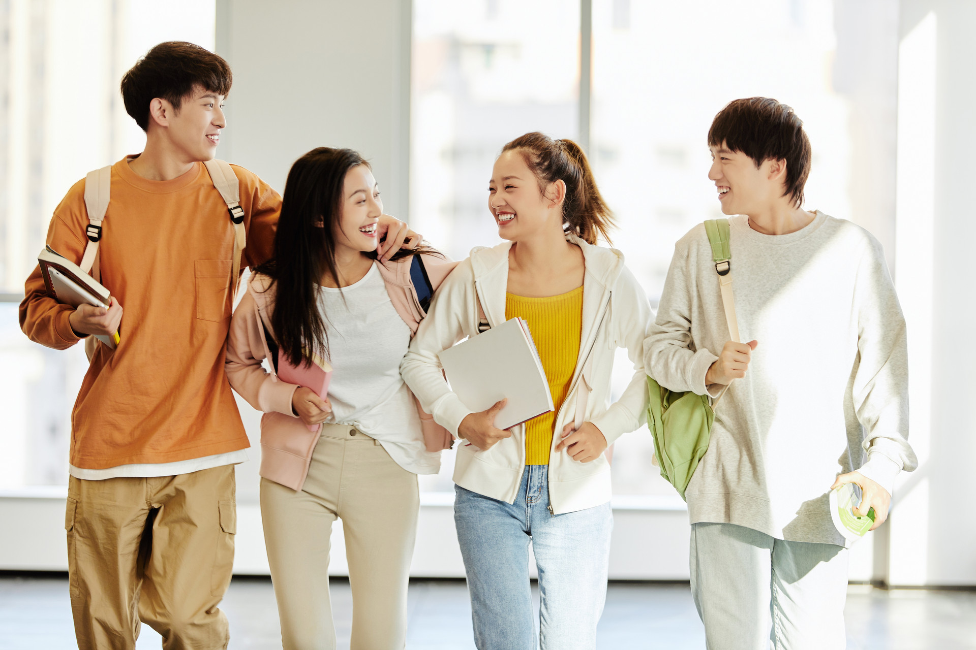 摄图网_501685844_banner_考研学子一起出考场开心形象（企业商用）